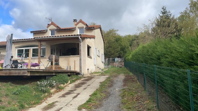 Jolie maison sur 1400 m² de terrain avec piscine et garage