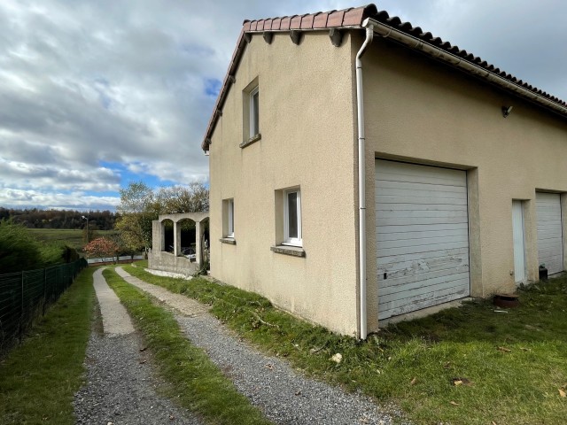 Jolie maison sur 1400 m² de terrain avec piscine et garage