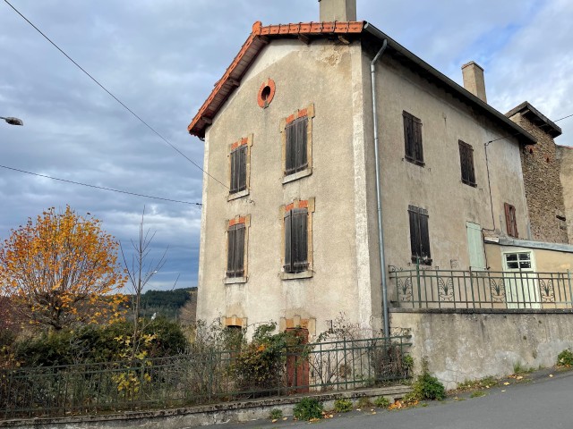 Maison de village avec extérieur