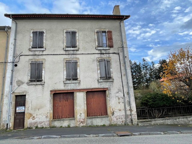 Maison de village avec extérieur