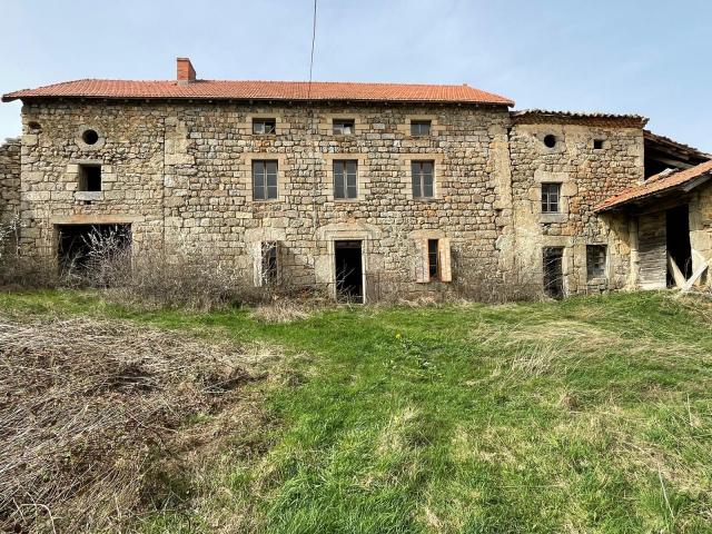 Jolie corps de ferme à rénover avec 2000 m² terrain attenant