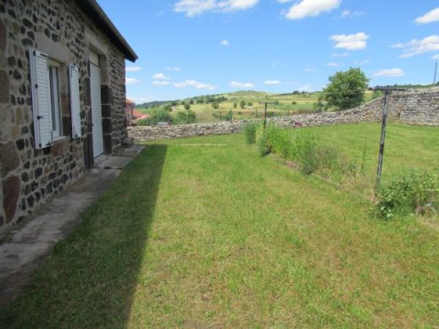 Maison en pierre avec terrain attenant