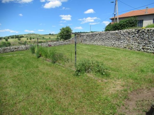 Maison en pierre avec terrain attenant