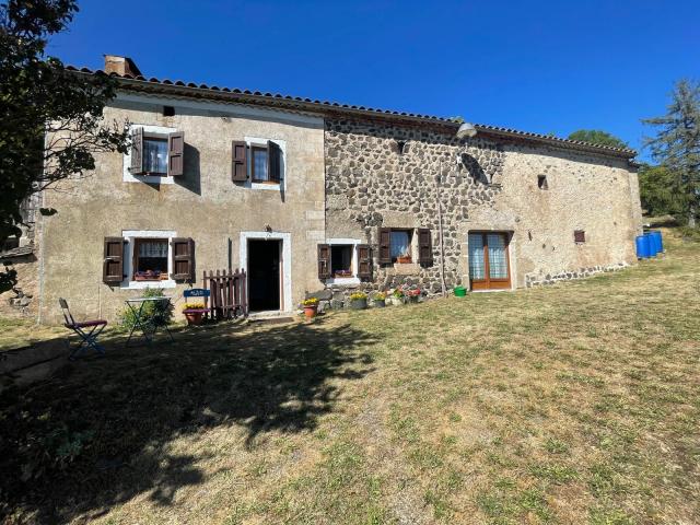 Jolie ferme isolée avec plus de 4000 m² de terrain