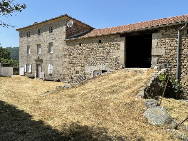 Ancienne ferme avec 3500 m² de terrain