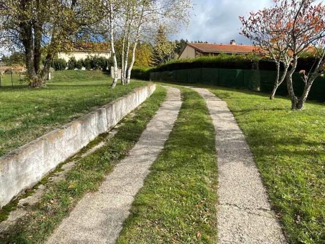 Jolie maison sur 1400 m² de terrain avec piscine et garage