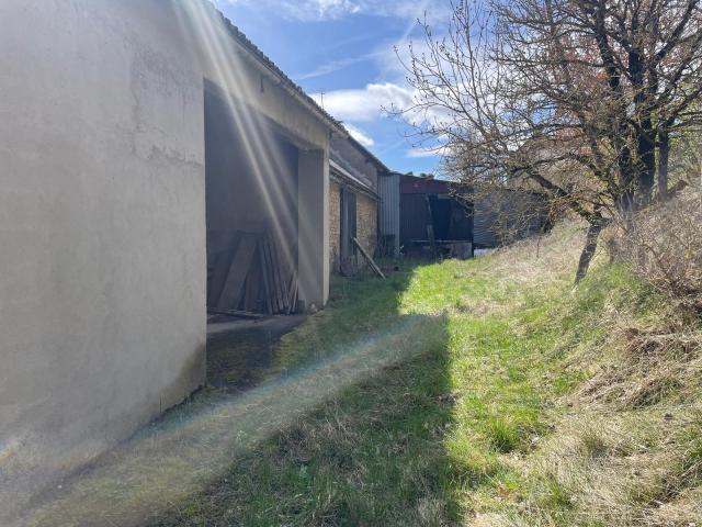 Ancien corps de ferme avec 800 m² de terrain attenant