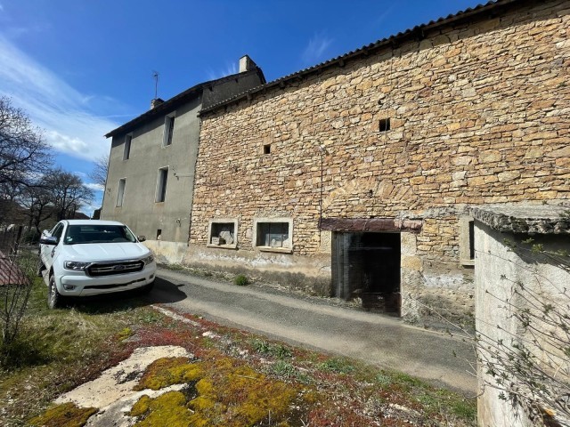 Ancien corps de ferme avec 800 m² de terrain attenant