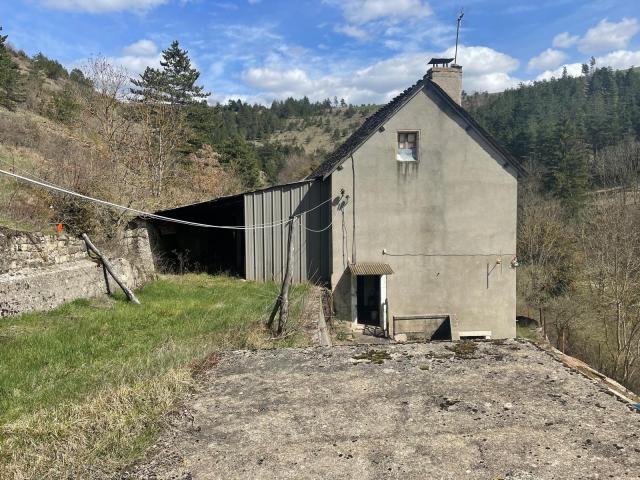 Ancien corps de ferme avec 800 m² de terrain attenant