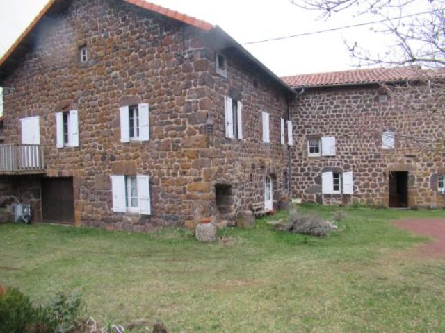 Maison de village avec dépendances et terrain attenant