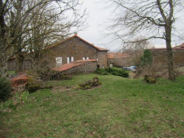 Maison de village avec dépendances et terrain attenant