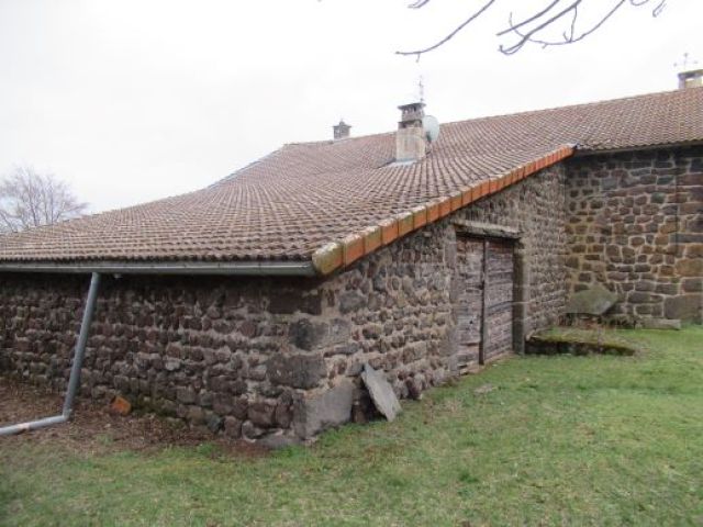 Maison de village avec dépendances et terrain attenant